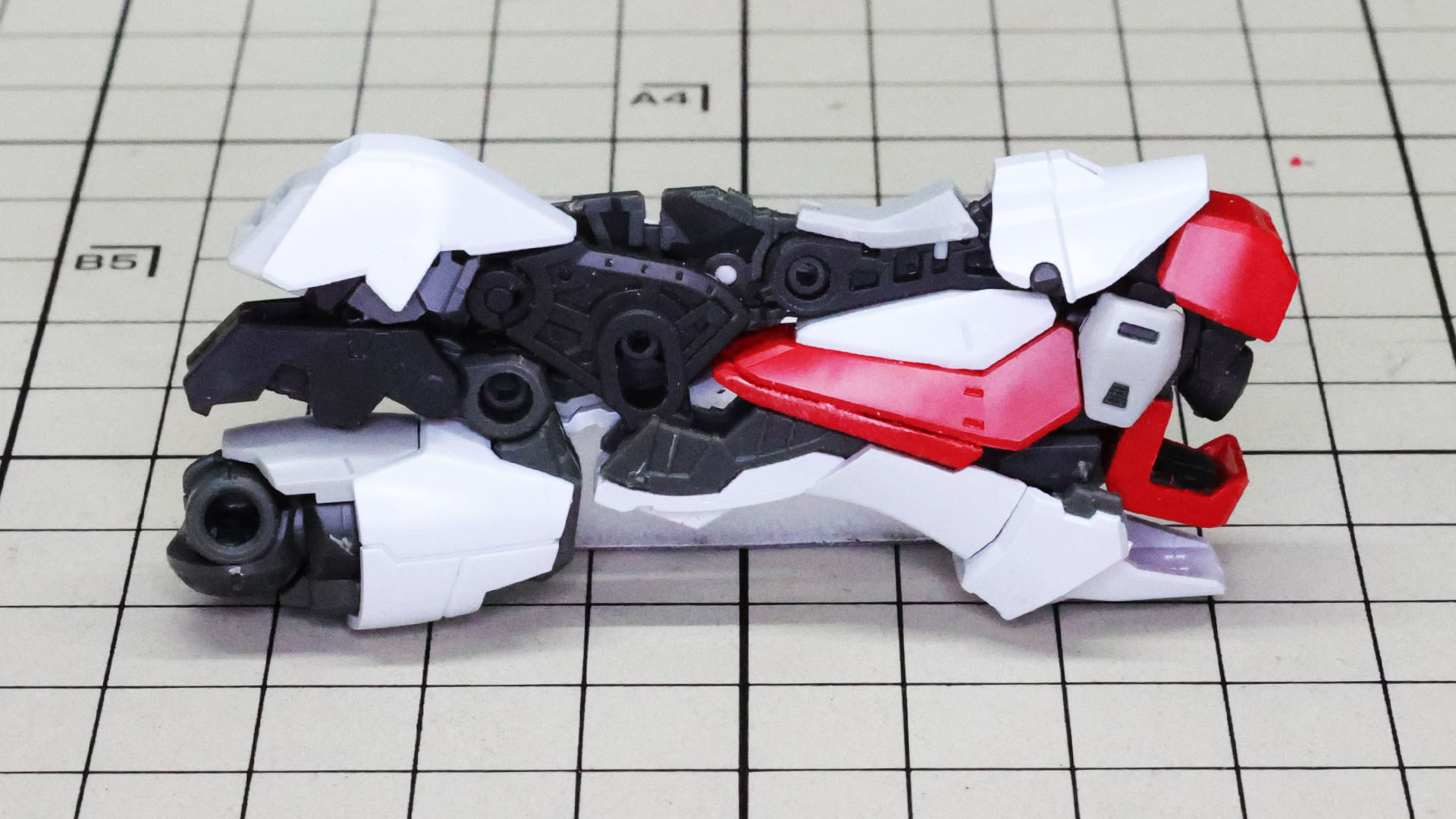 変形させるとソールは脛下に飲み込まれますが、位置がピッタリ合えば軽くロックされてすごい精度で形になります。膝関節も2つに割れているところに注目です