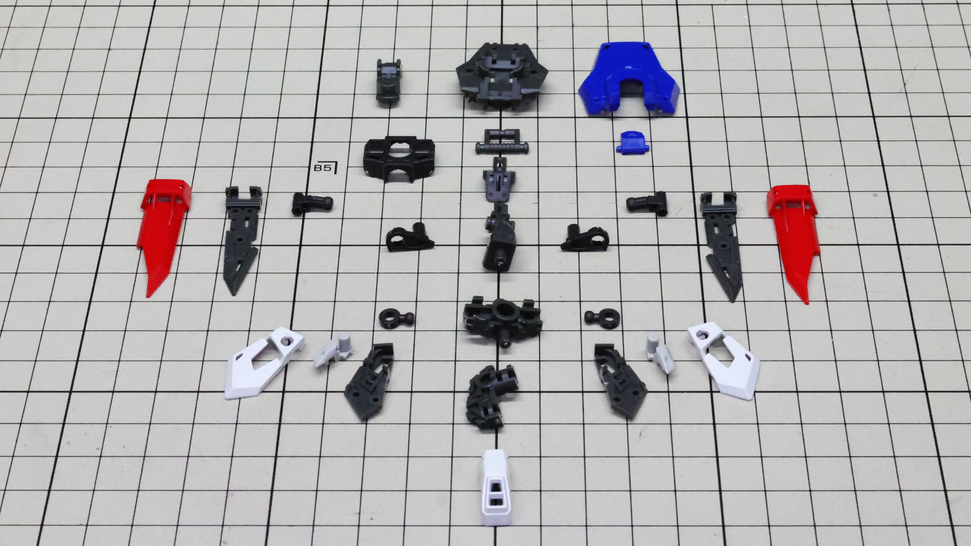 カラーと機能ごとに細かく分割された腰部のパーツ群