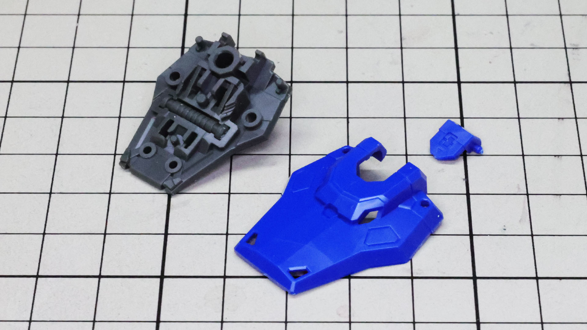 腰部は変形時に機体前面に来てコックピットまでカバーします。ここでそのヒンジなどを組み込んでいきます