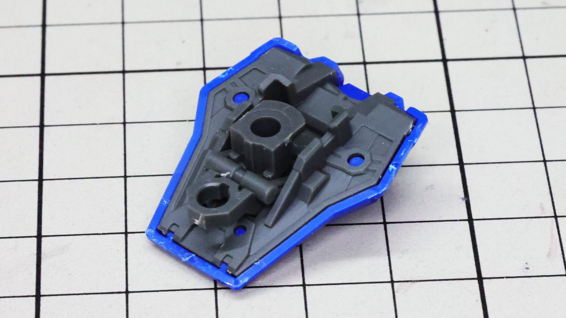 リアアーマー裏面はメカフレームのディテールがびっしりです