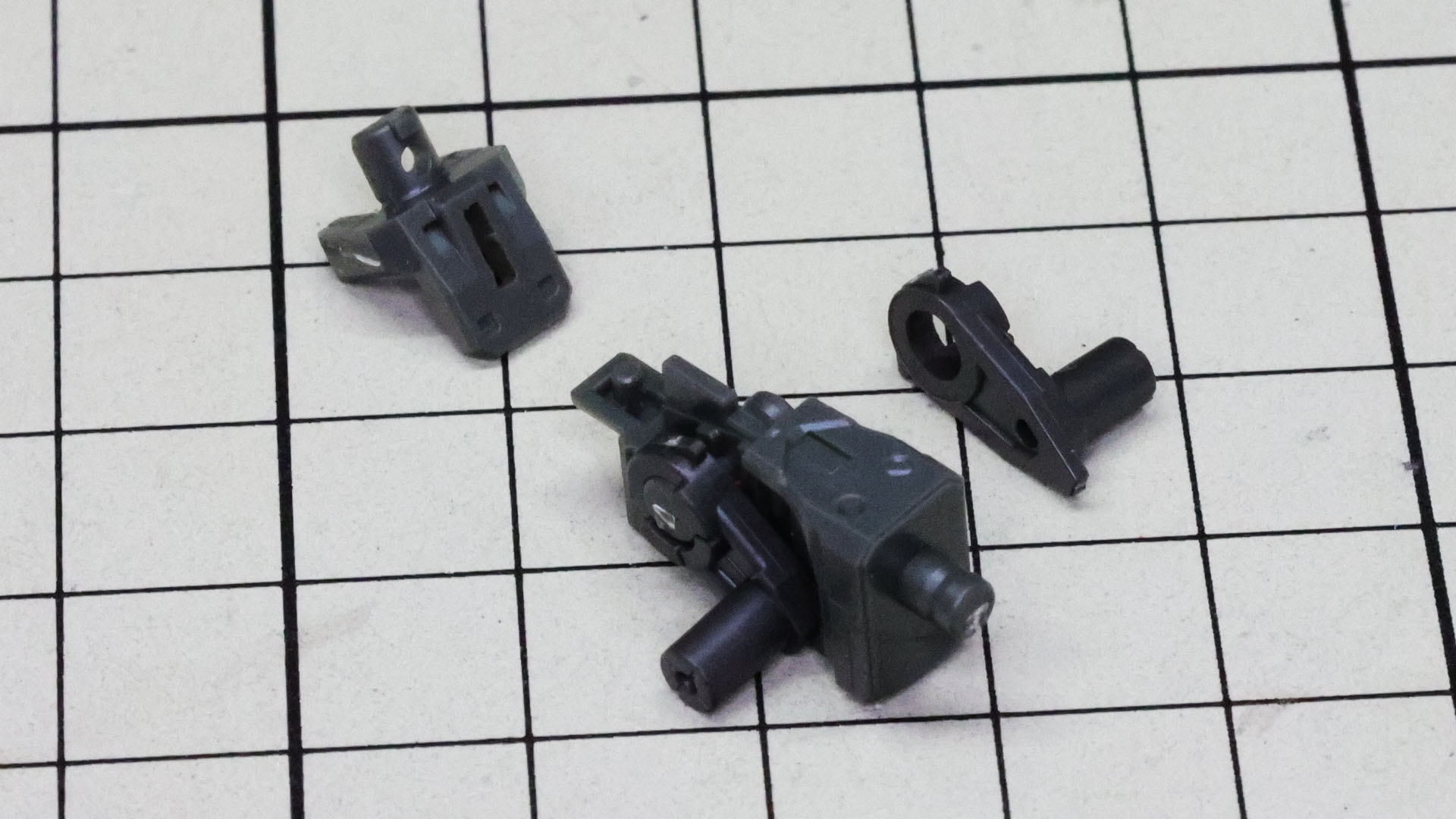 コアとなるメカフレームにはスイング可動する股関節が組まれます