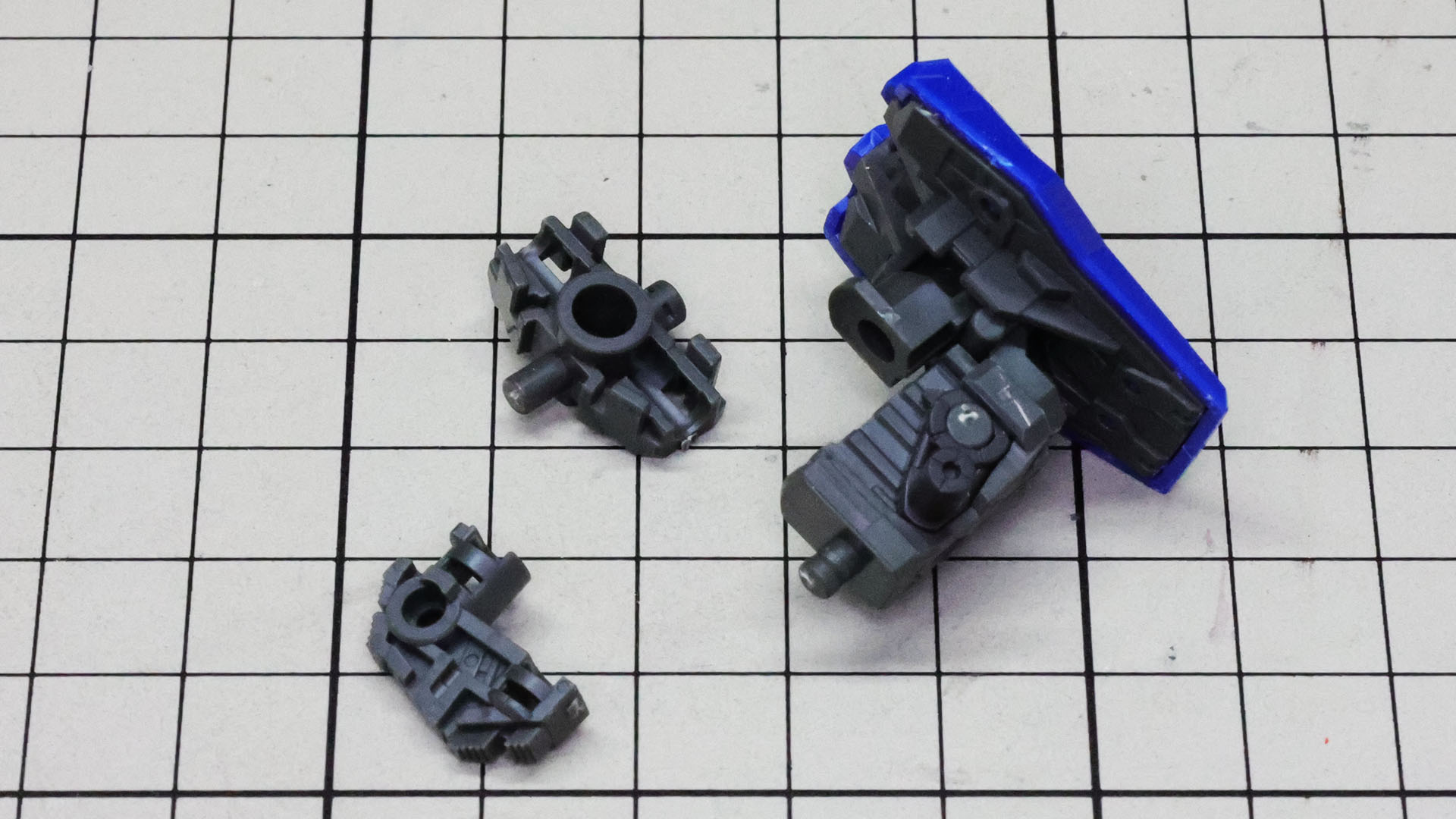 コアのメカフレームに胴体部との接続部他を組み付けていきます