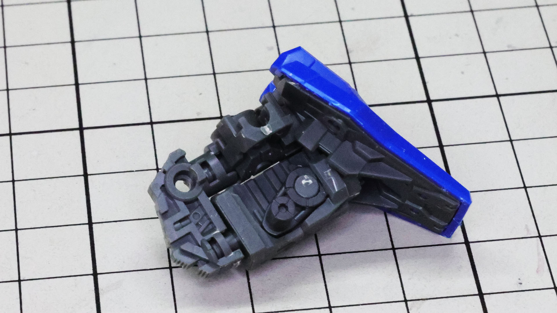 サイドアーマーはシャープな造形。メカフレームと接続用ヒンジを組みます