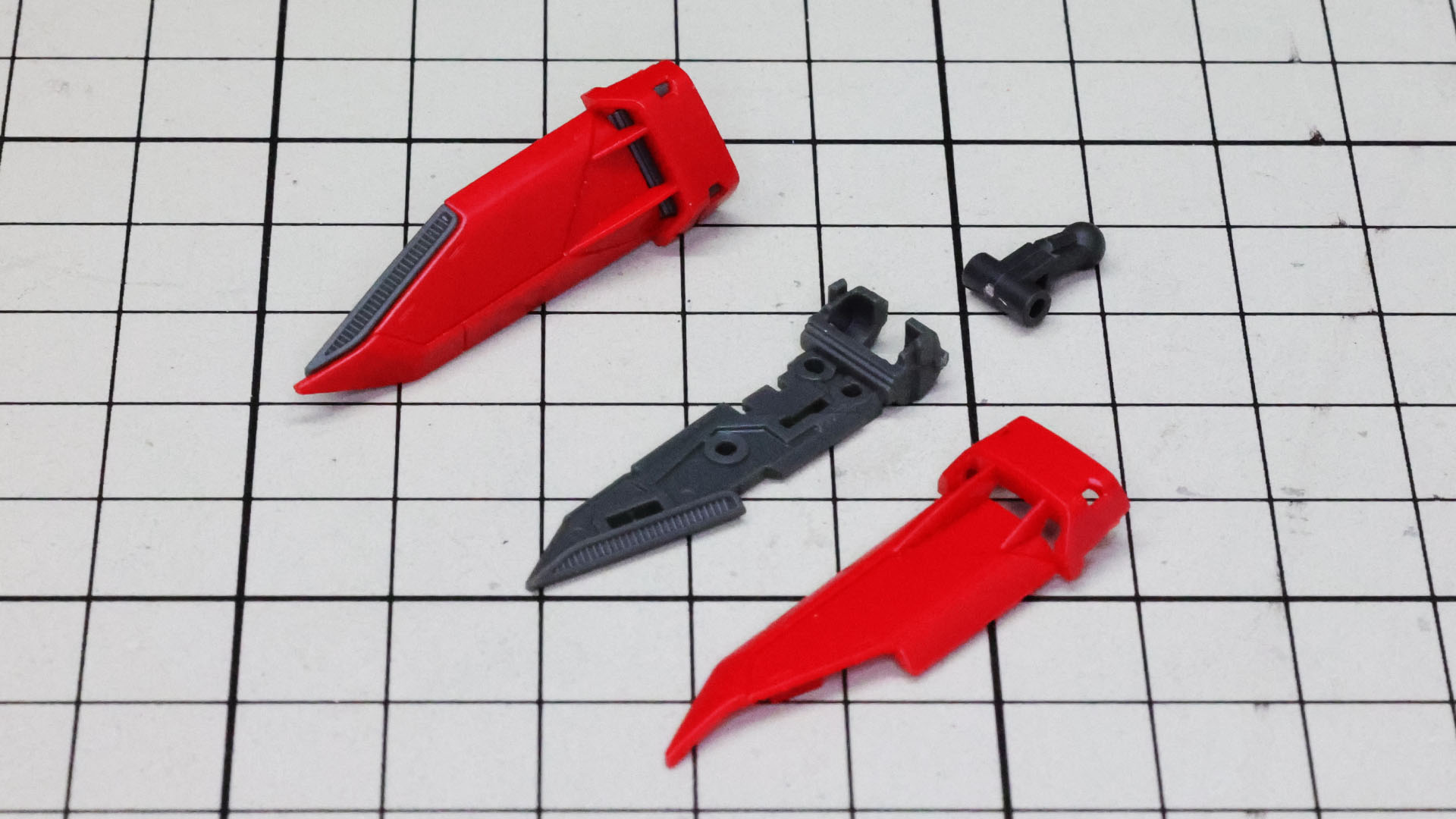 サイドアーマーはシャープな造形。メカフレームと接続用ヒンジを組みます