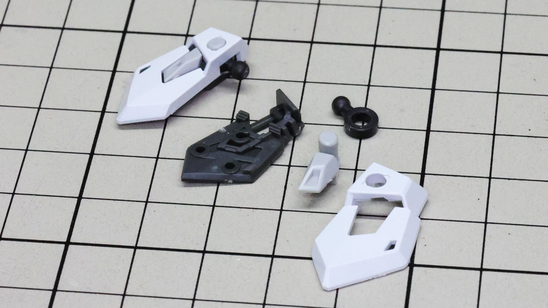 フロントアーマーは接続軸を持つグレーのパーツがディテールにもなっています