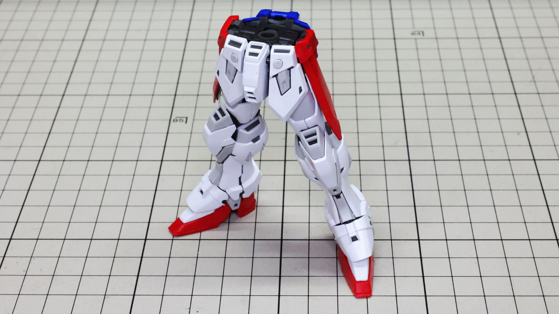 出来上がった腰部に脚部をドッキング、下半身が完成しました