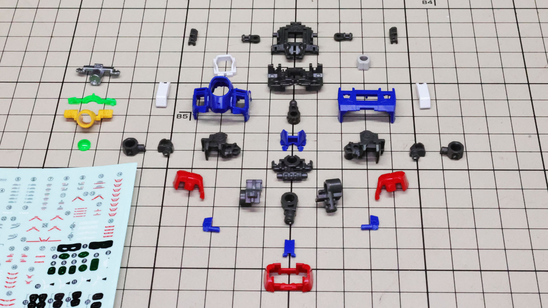 中央にメカフレーム、その周りに装甲類を置いてあります。左には胸部マルチプライヤーのパーツ群を置きました