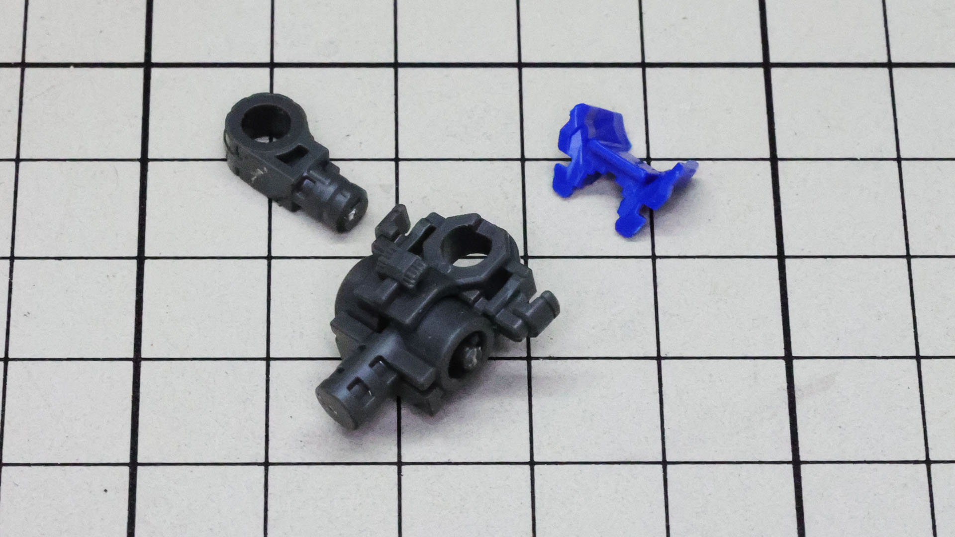 メカフレームを組んでいきます。ボールジョイントではなく関節軸を一つずつ組み上げていく楽しさを感じます