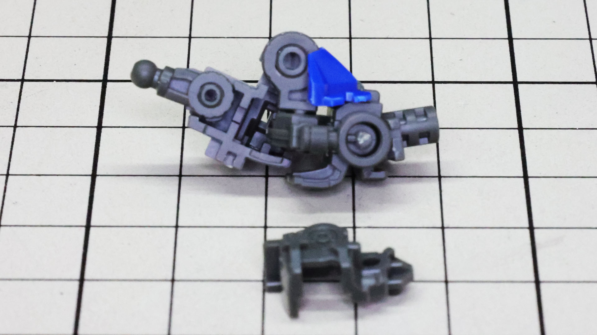 写真は逆向きになりますが、首関節部を組み込みました。下側が背面側になりますが、背骨的に曲がることがわかります