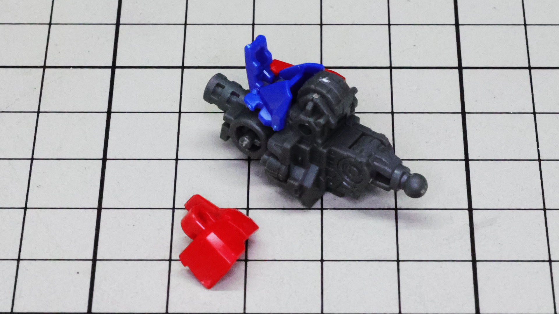 コックピットハッチを腹部装甲で挟み込みます