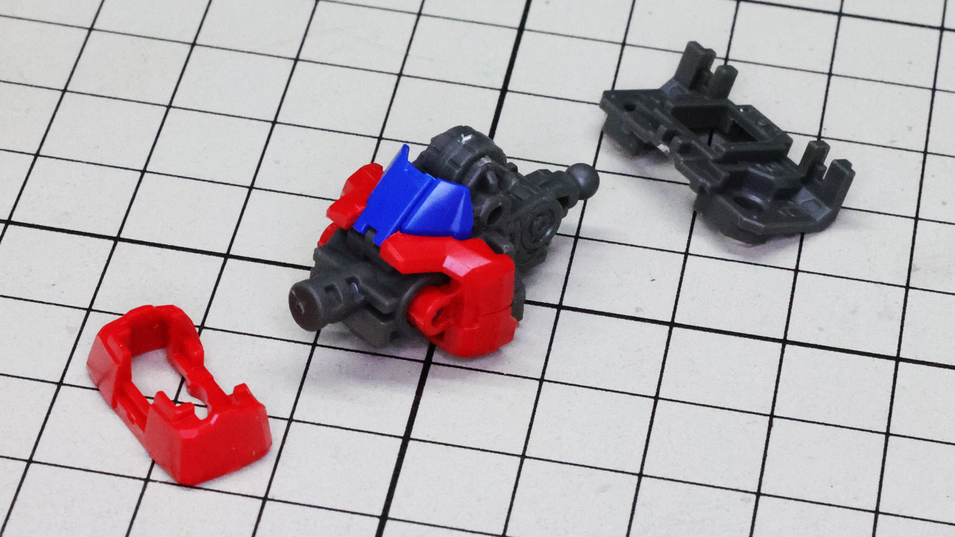 さらに胸部メカフレームを組み付けます