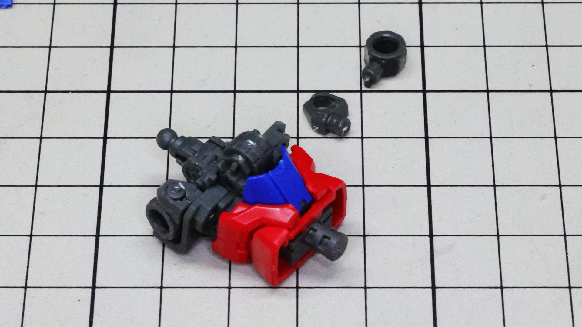 前方へと振り出せる肩関節を組み込みます。抜けにくい構造なのでツメに注意します