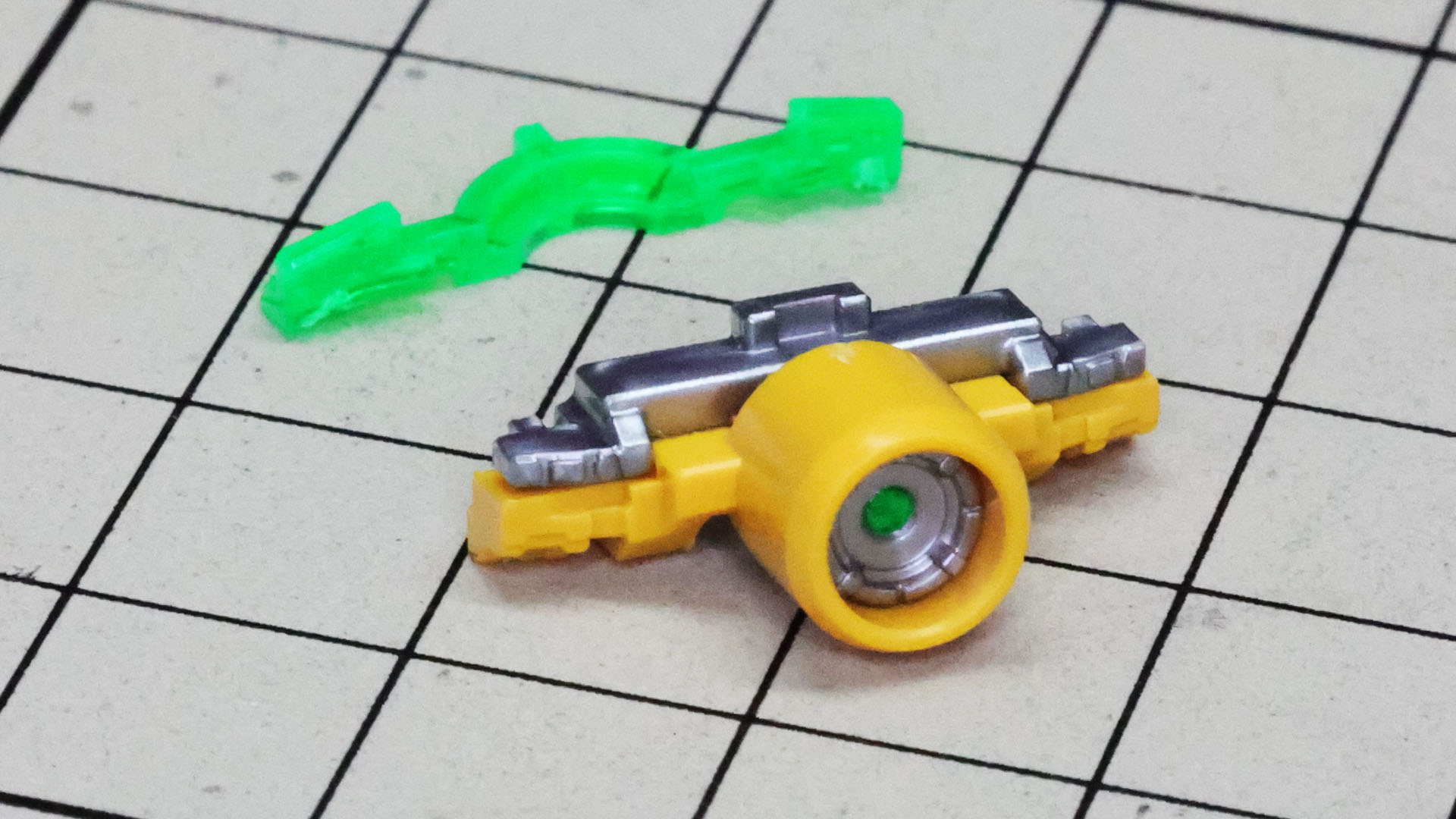 マルチプライヤーは3つのパーツ＋シールで再現されます