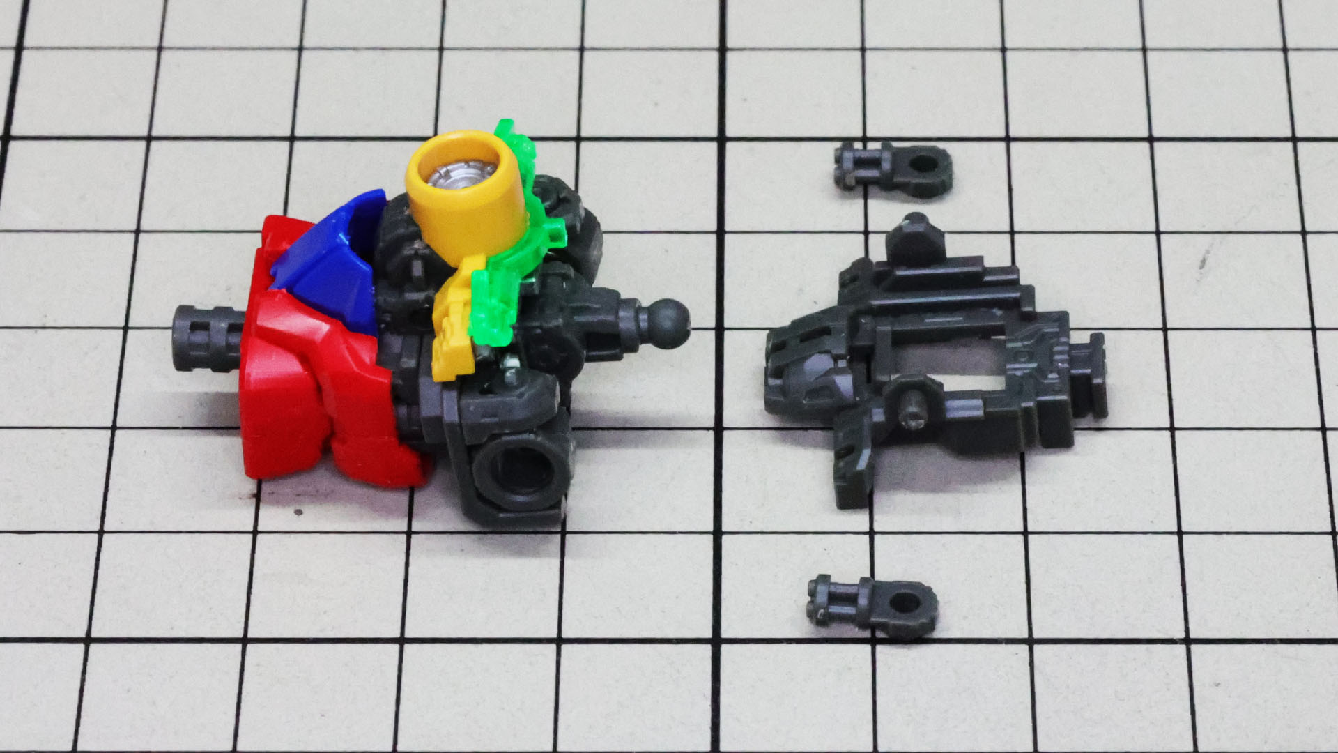 胸部にマルチプライヤーを組み付けて胸部のパーツ、マシンキャノンを組んでいきます