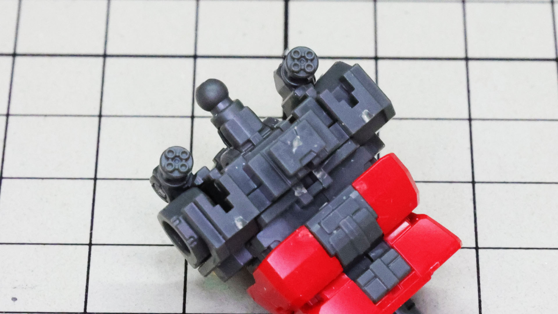 マシンキャノン収納時には後ろを向いています