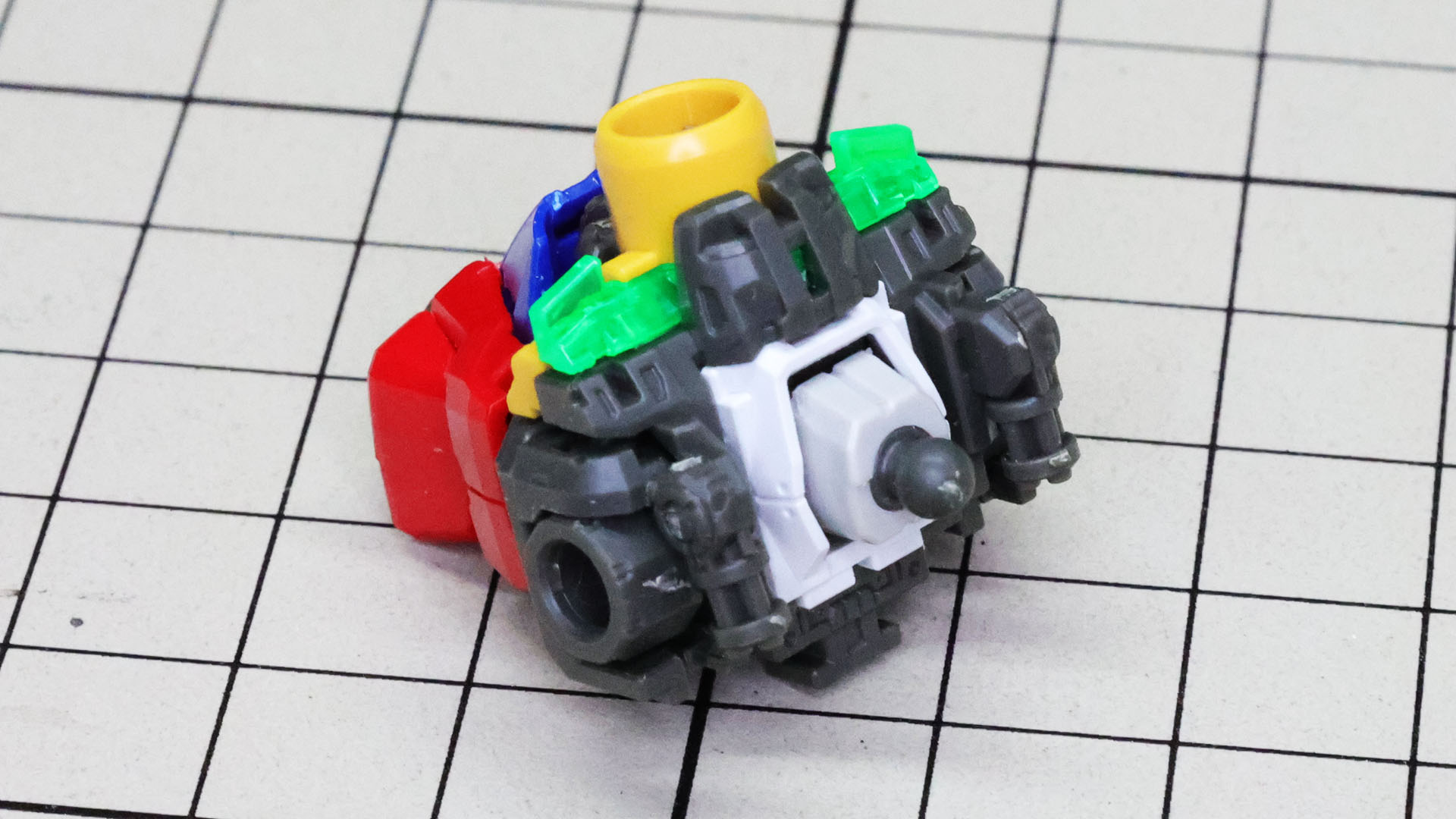 首部の装甲を組み付けます