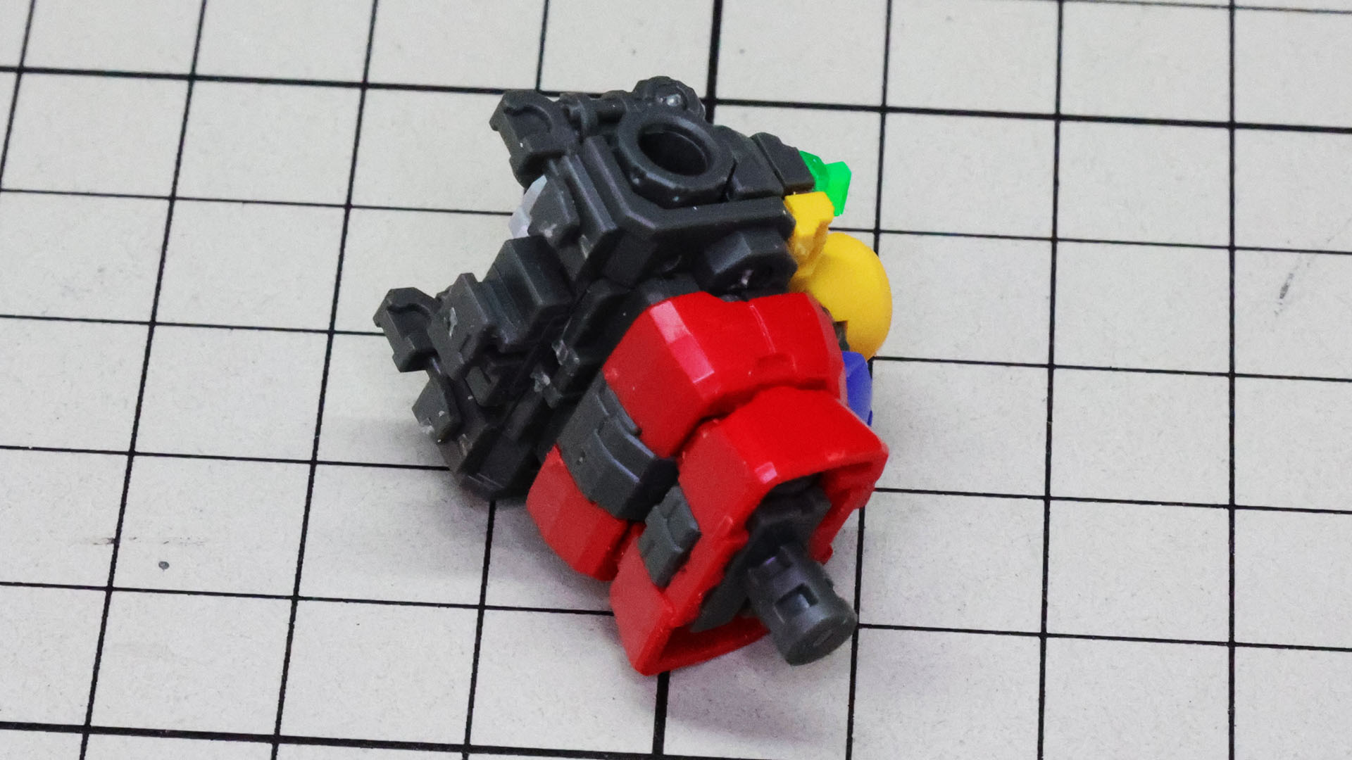 マシンキャノンのカバーヒンジを組み付けます