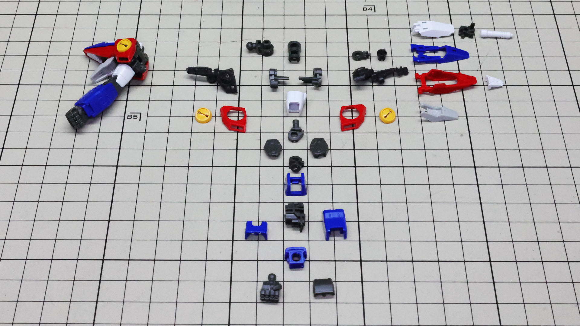 右腕を組んであります。腕部はこれまでに培われてきたガンプラの技術でとてもスタンダードかつ緻密なパーツ構成になっています