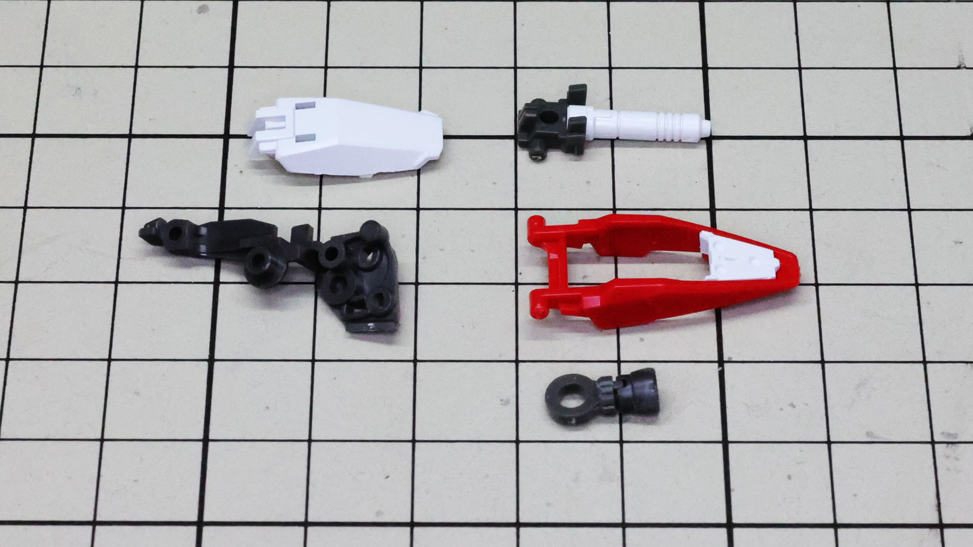 見所となる肩の装甲にはメカフレームと加飾パーツがてんこもりです