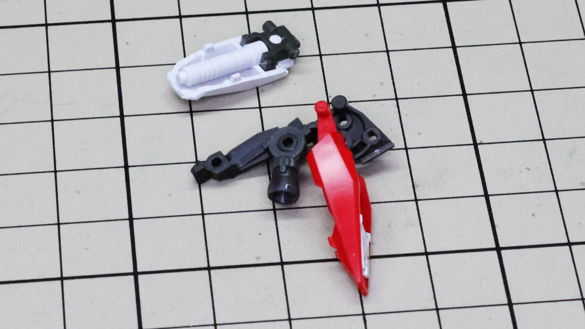 装甲裏にビームサーベルを収め、メカフレームにノズルや装甲を組み付けていきます