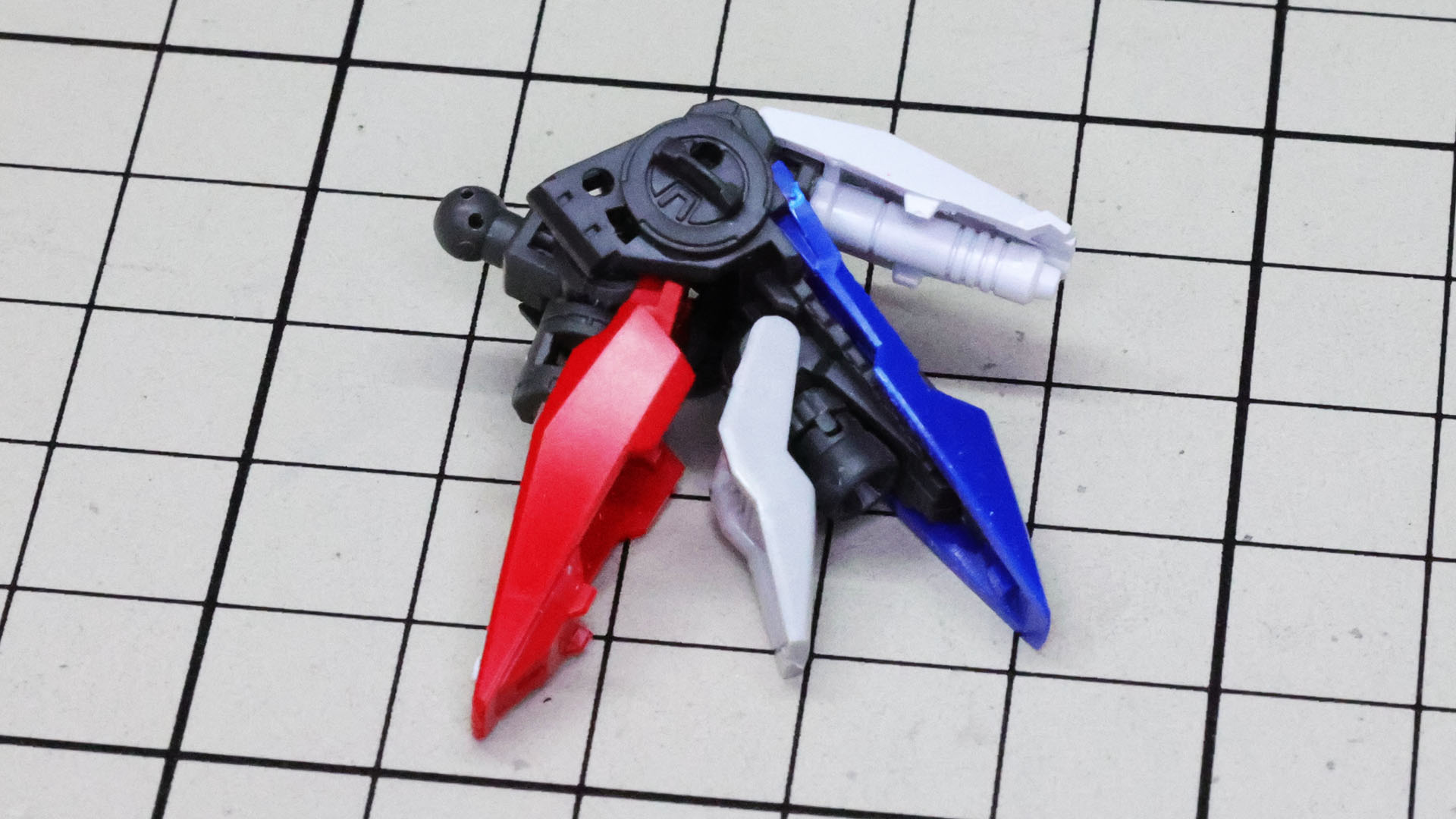 さらに加飾装甲を組み付けていきます。カラフルですね