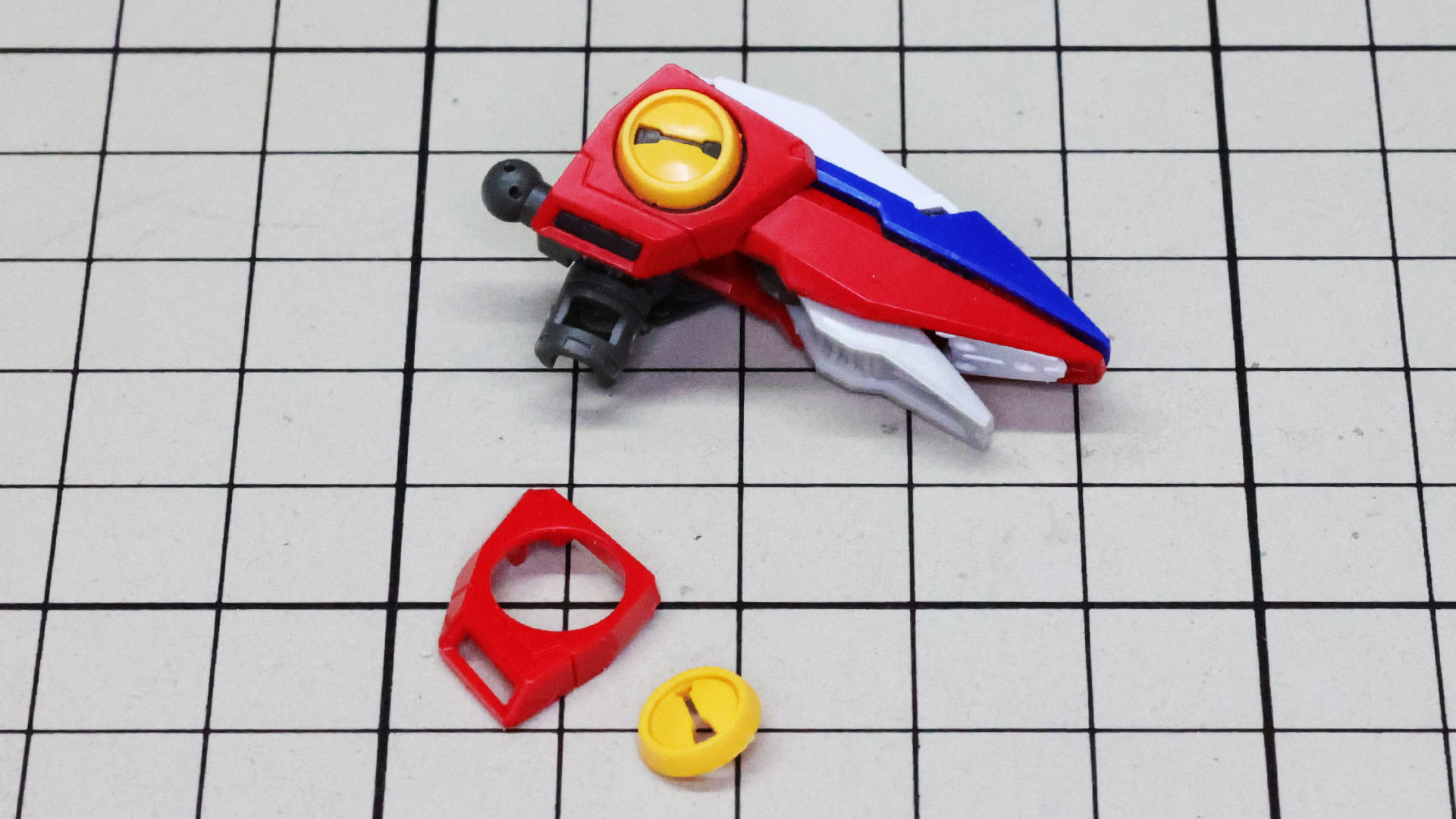 肩部前後のディテールを組み付けていきます