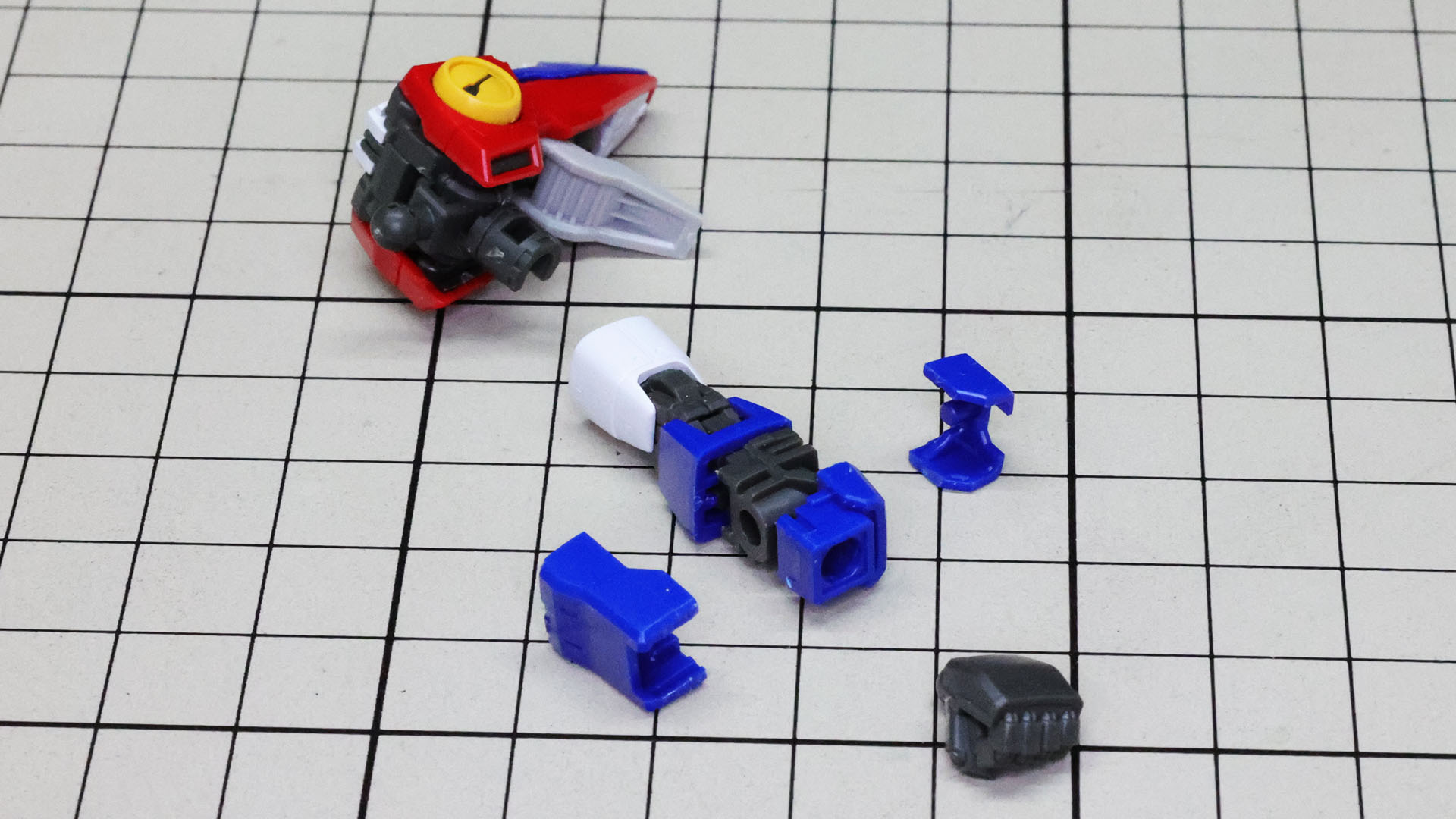 前腕には肘関節をロックしつつ回転軸を持たせる構造のメカフレームがあります