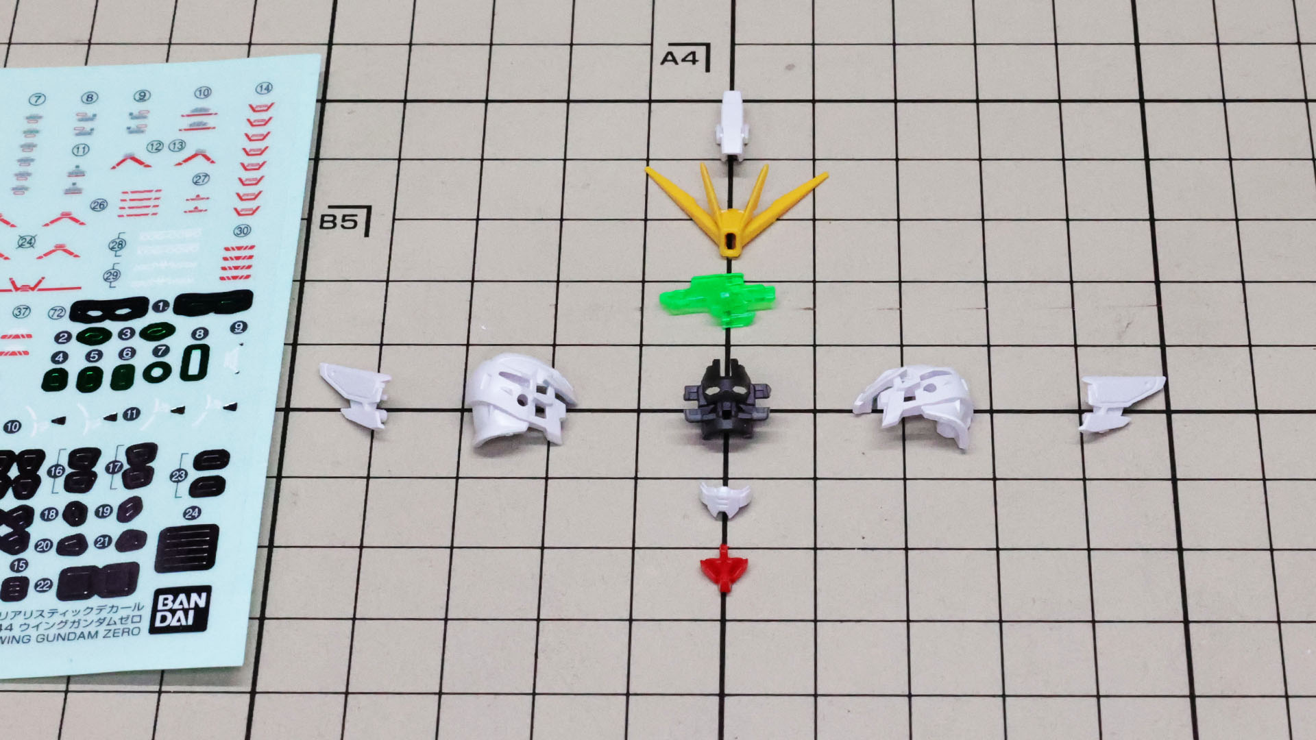とても細かいパーツが並ぶ頭部。枠は1cm四方です
