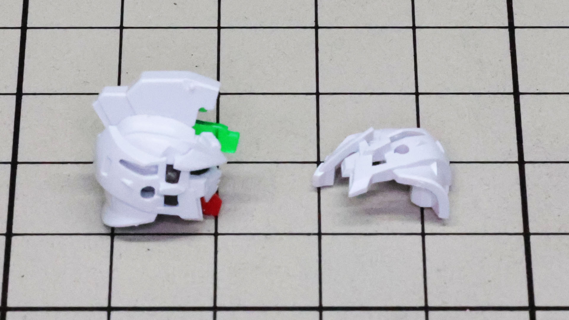 頭頂部のとさかと左右のヘルメットを組み付けていきます