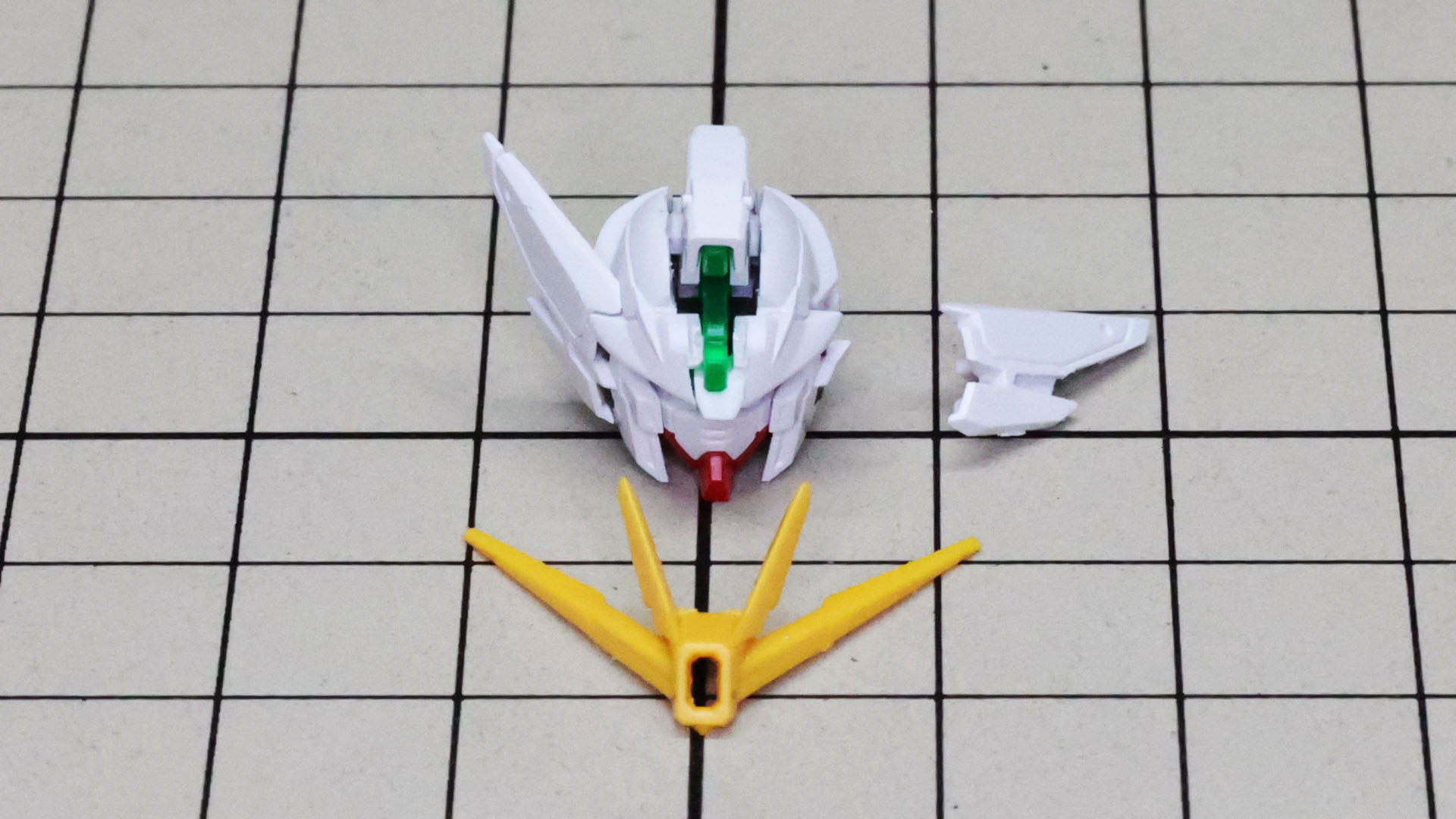 左右の耳にあたる部分とアンテナを組み付けて完成です