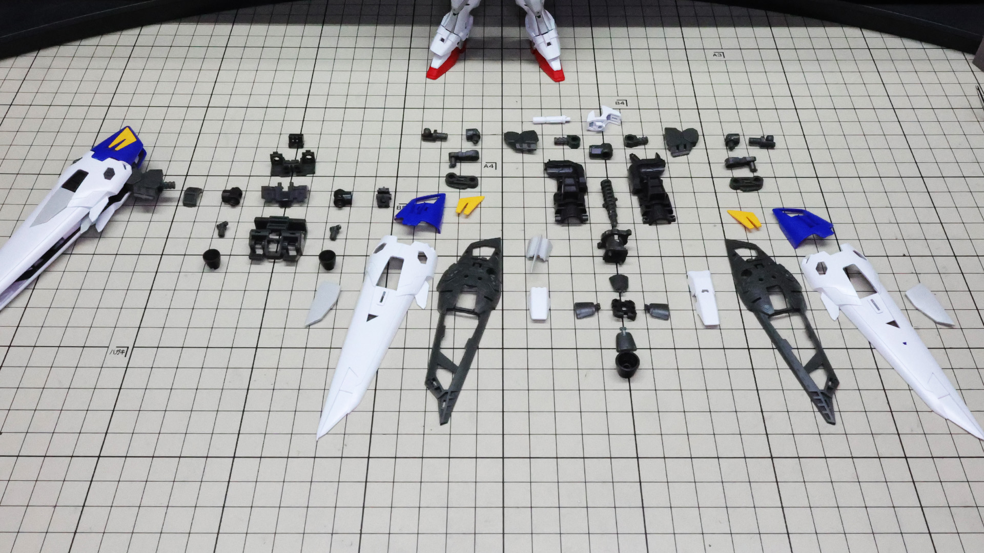 片側のウイングバインダーを組んであります。中央左がバックパック本体、それより右がウイングバインダーのパーツ群です