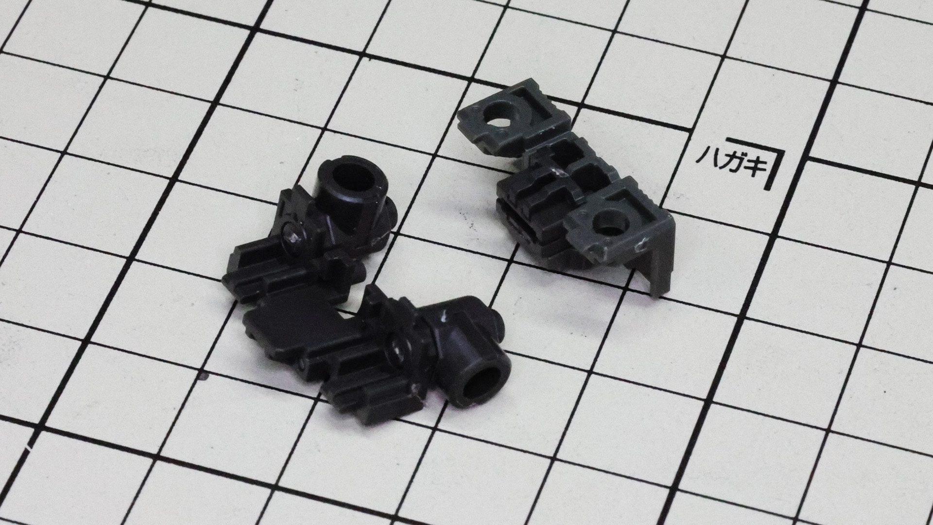 まずは本体と接続されるメカフレームを組んでいきます。ウイングバインダーを接続する太い軸穴のパーツを組み込みます