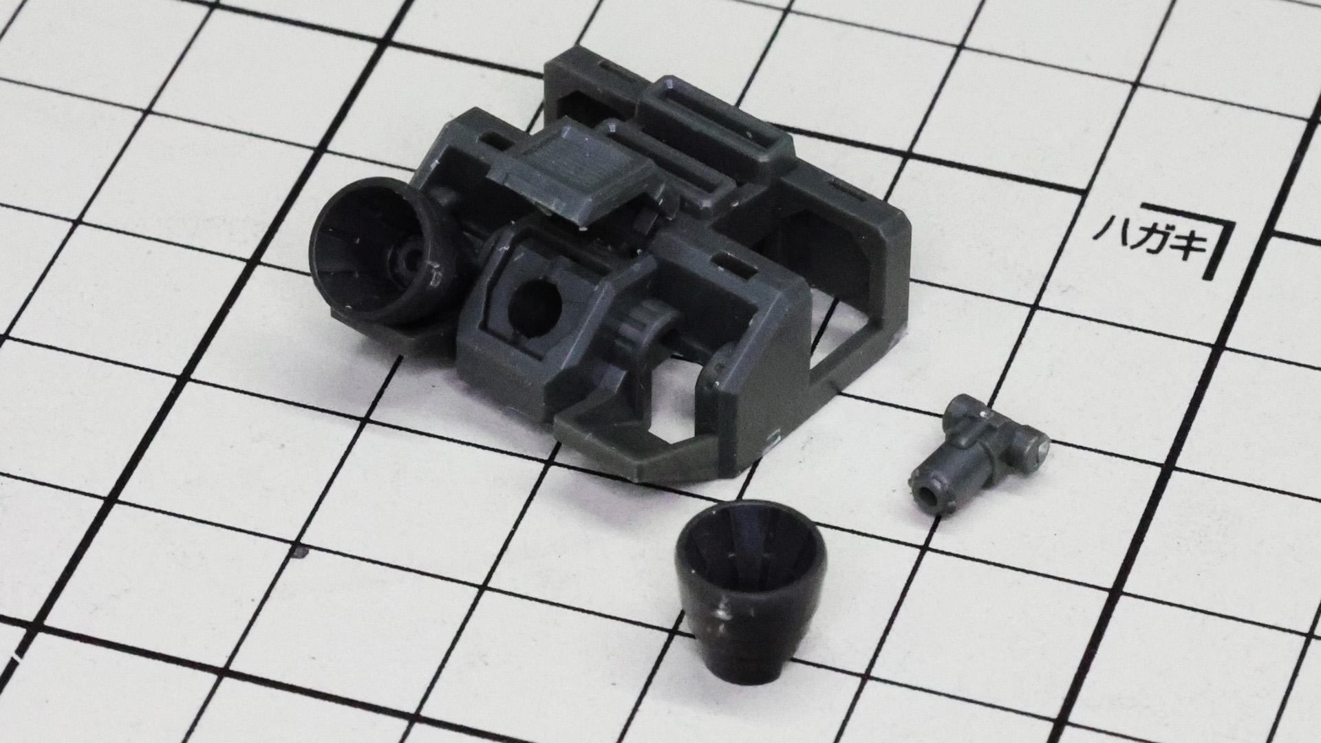 バックパックの装甲には2基のバーニアノズルが組み込まれます