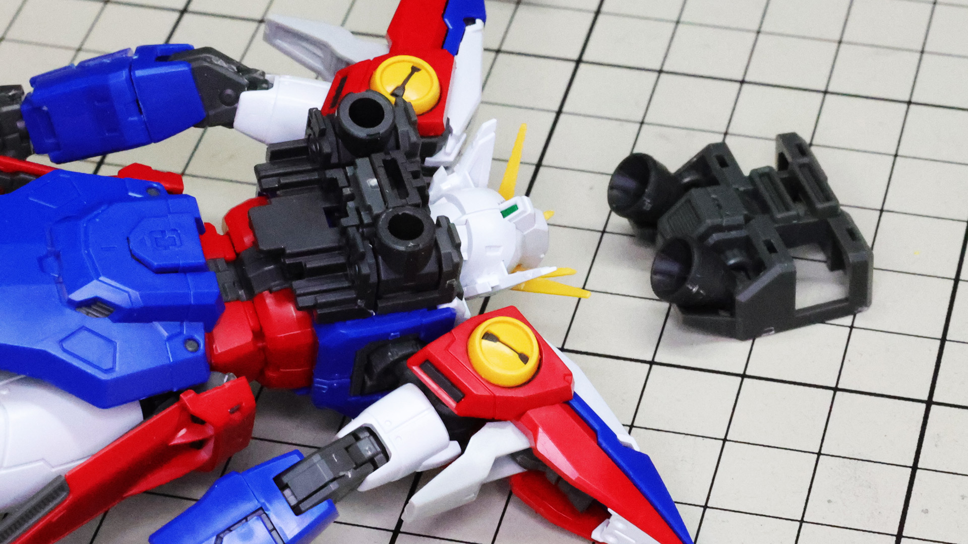 先にメカフレーム、後に装甲の順で本体に組み付けることでロックされます