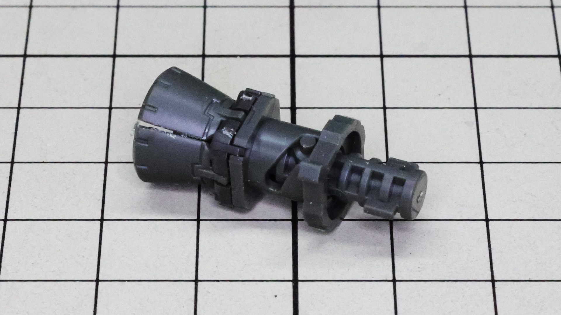 フィン基部のメカフレームを組みます。ここのパーツをねじる動作をさせることでノズルとフィンが可動します