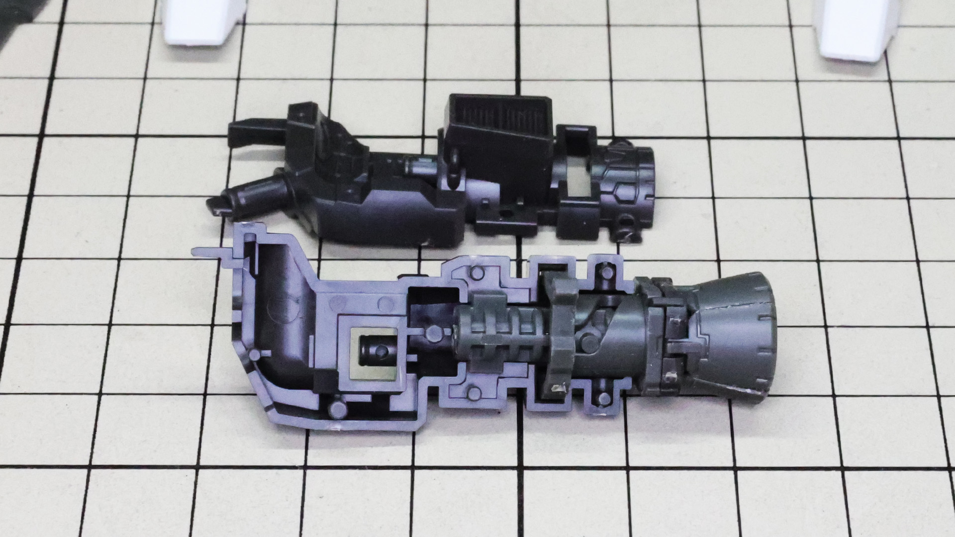 ウイングバインダー本体のメカフレームに組み込んでいきます。ねじる構造をどのように実現させるか観察してみてください