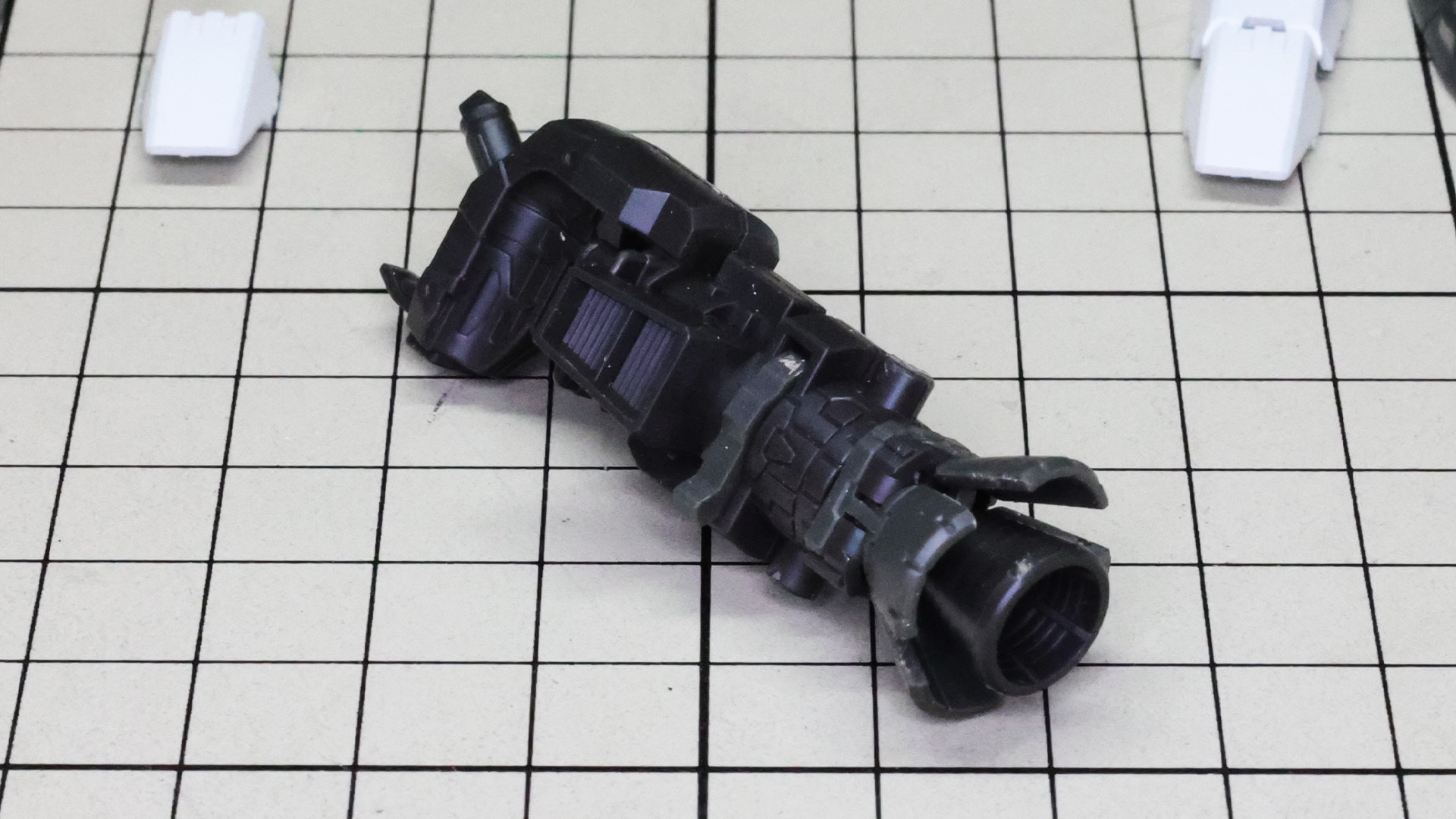 ノズルの操作部をねじるとフィンが広がり、同時にノズルが伸びます！