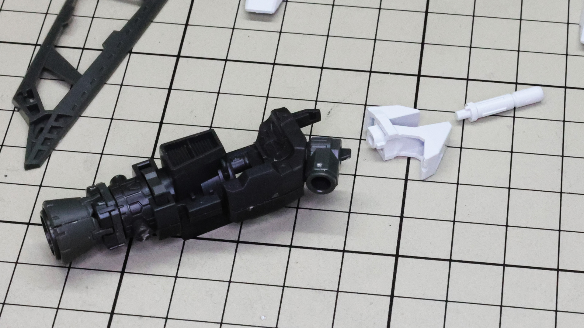 ウイングバインダー本体の先に装甲とビーム砲を組み付けます