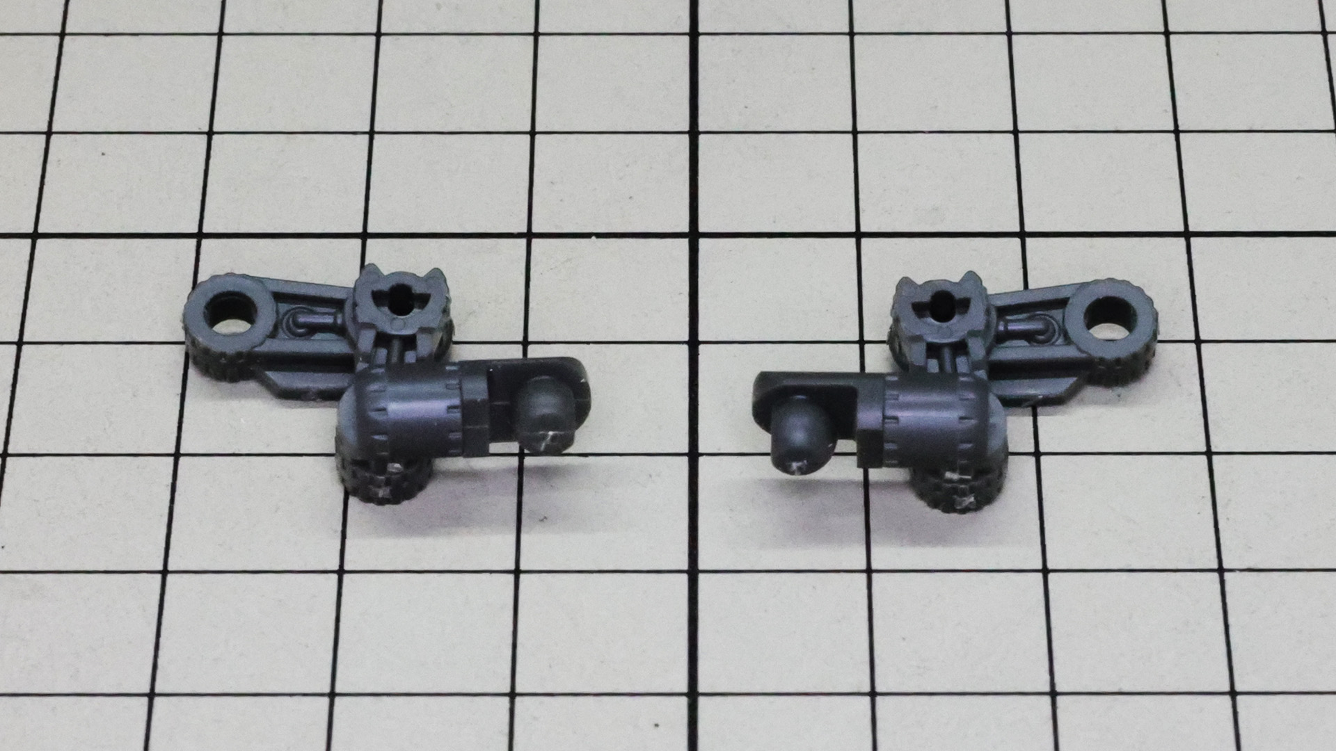 ウイングバインダーを支えるアームを組みます。5軸もあって可動性能を高めます