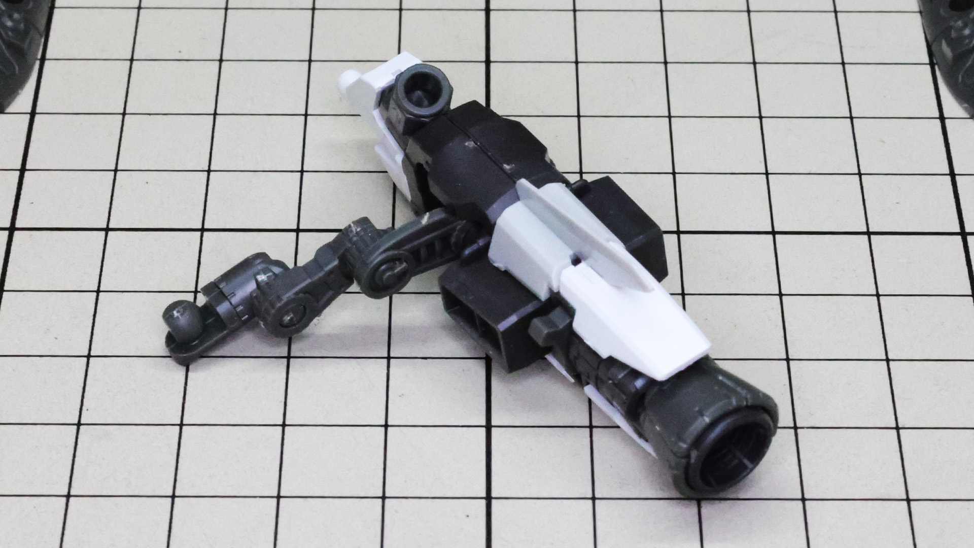 ウイングバインダー本体にアームを接続します