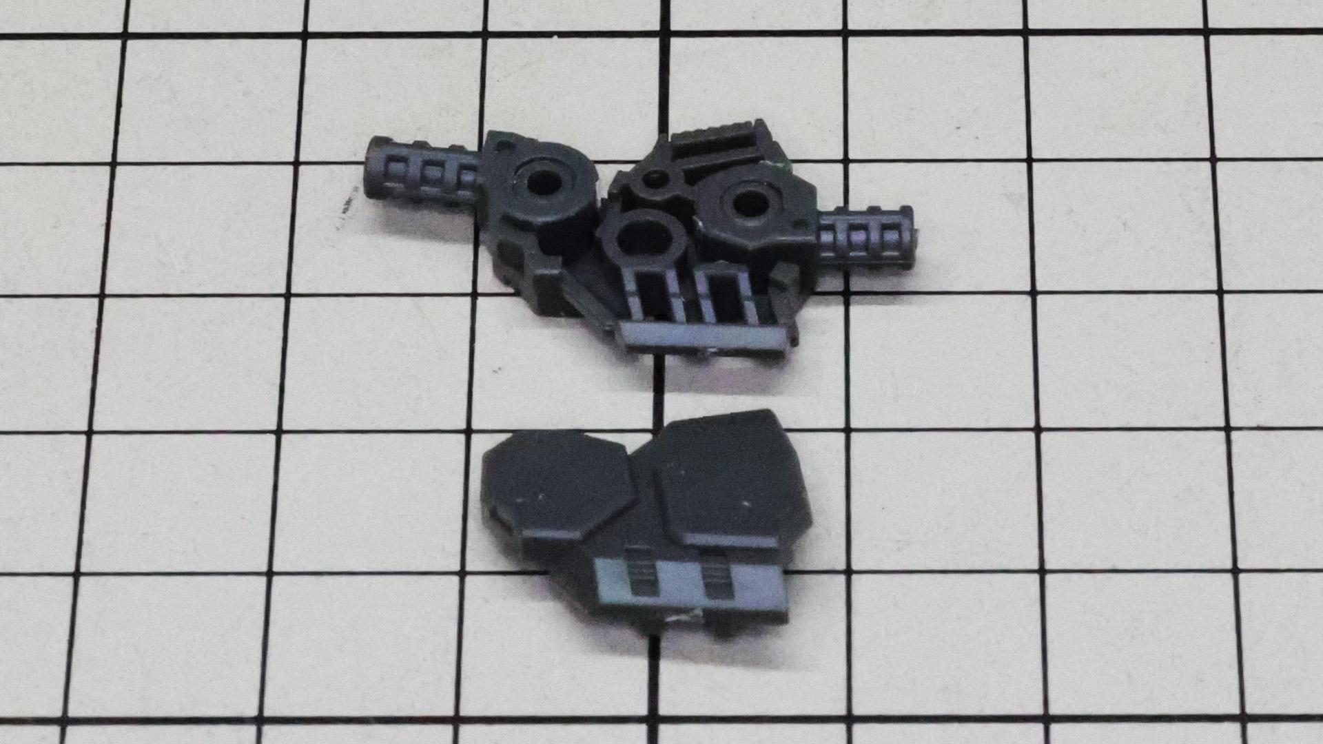 ウイングバインダーと本体をつなぐ関節を組みます。それぞれの軸が独立で動きます