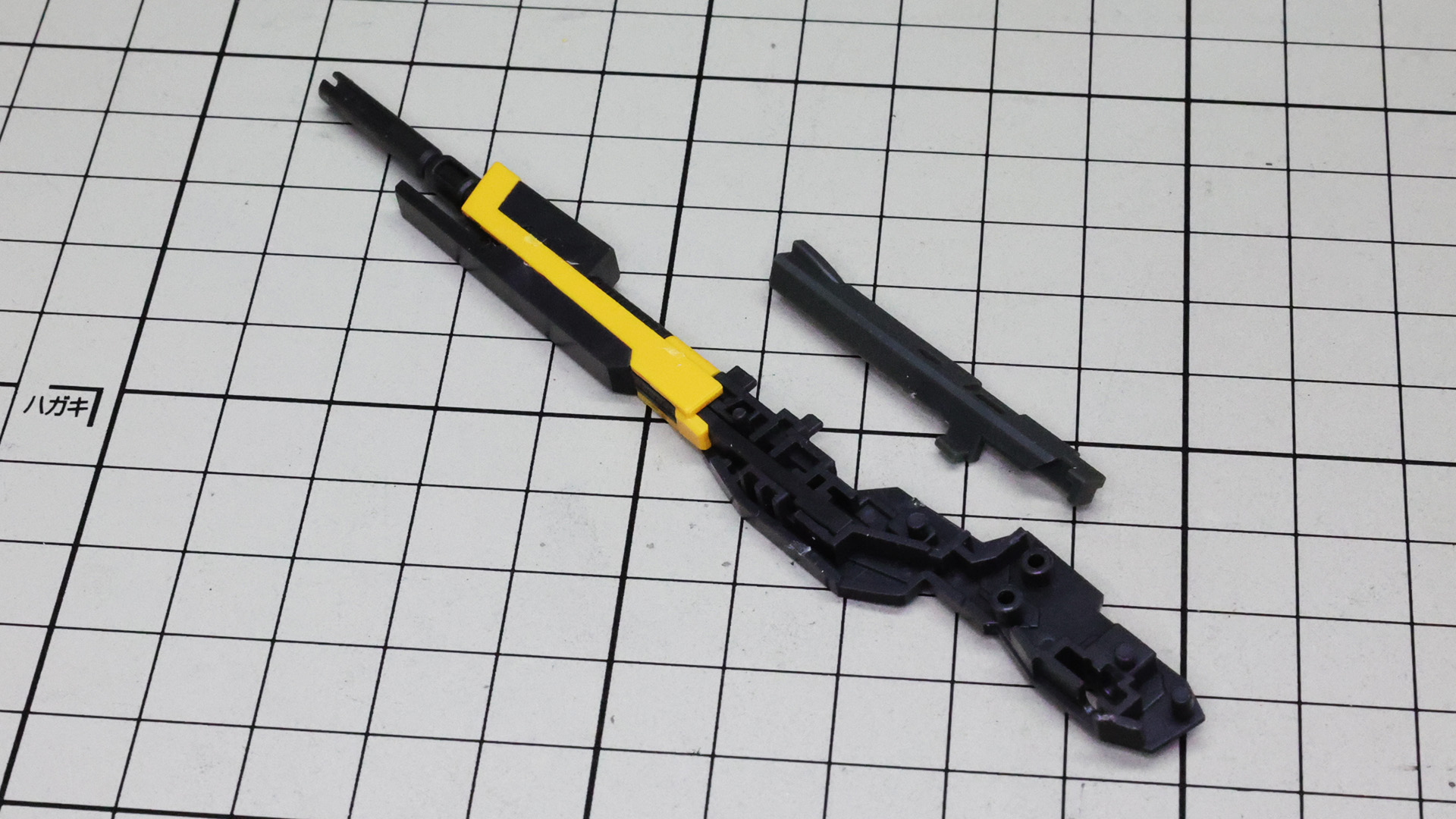 延長される構造を確認しながら本体に銃身を組み込みます