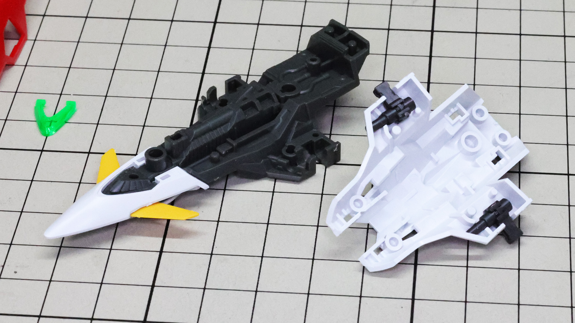 ノーズブロックをシールド本体のメカフレームに組み込んでいきます。表側の装甲にはツインバスターライフルとの接続軸を持つディテールパーツを組み込みます