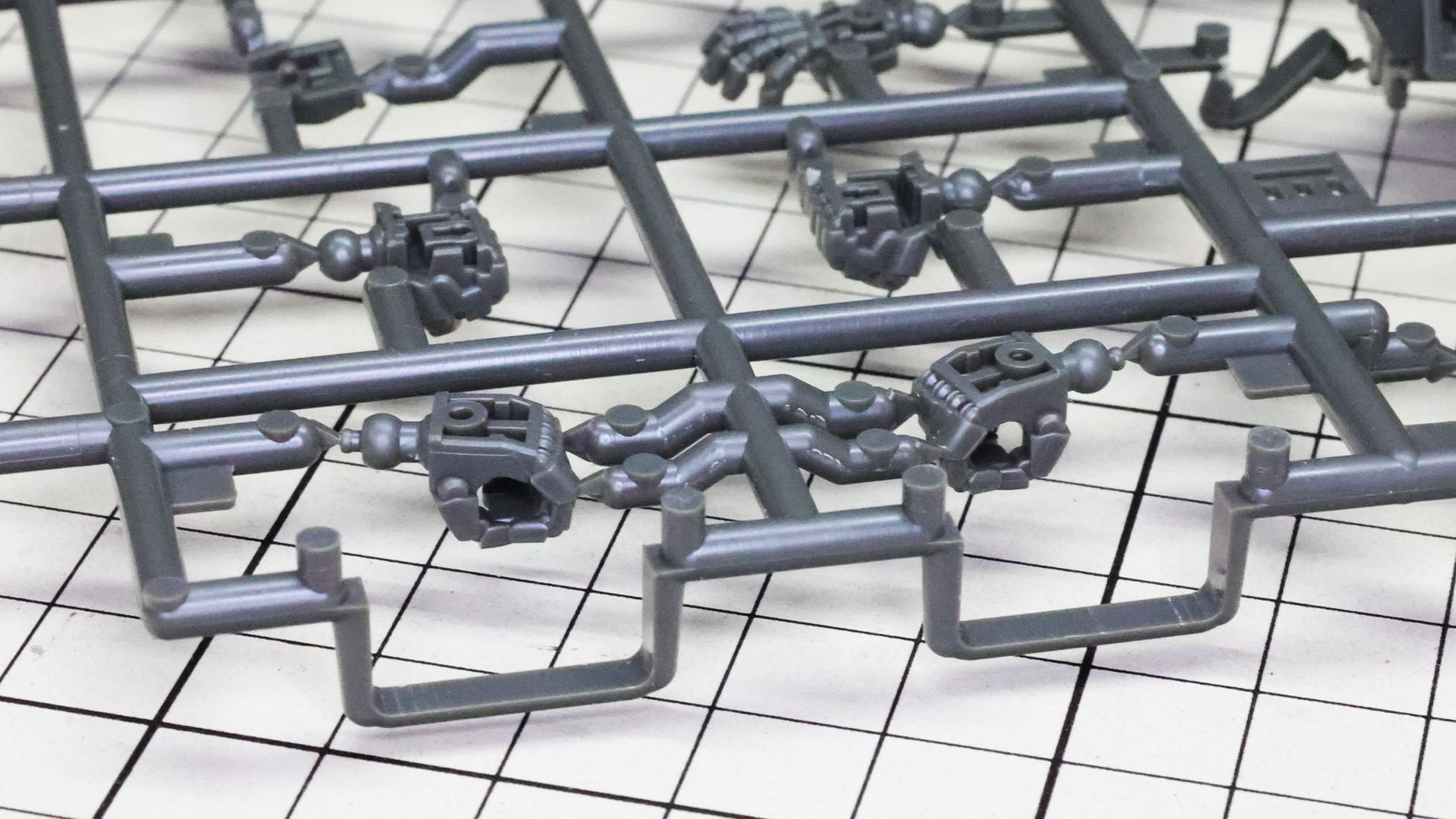 武器保持用ハンドパーツはなんとスライド金型による設計です