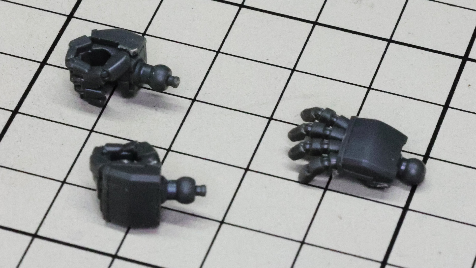 武器保持用のハンドパーツは最近のトレンドになりつつあるピン付きのボールジョイントで、これで重量物を持たせてもがっちりロックできます。間違ってピンを切り落とさないように！