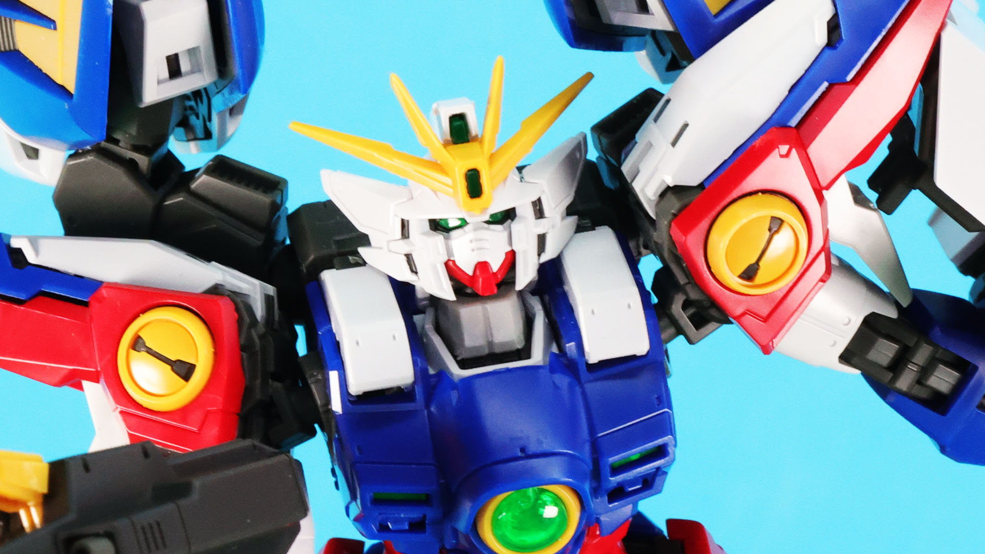 印象の良い頭部形状。ツインアイはシールではなくパーツをそのまま使っています