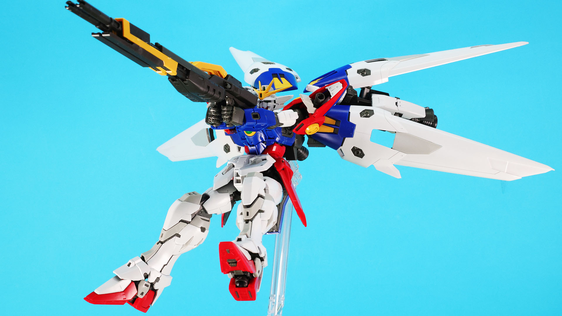 両手でツインバスターライフルを構えることができます