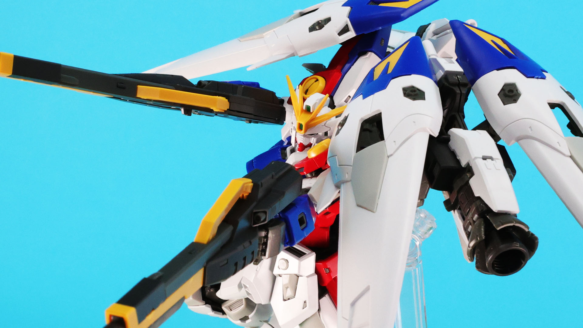 肩の装甲内にビームサーベルを収納でき、取り外して持たせられます