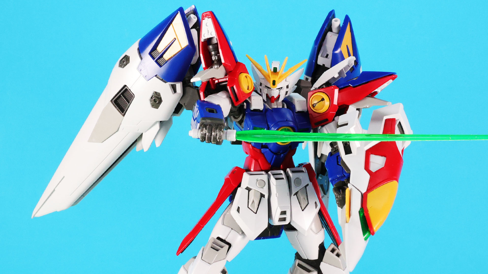 肩の装甲内にビームサーベルを収納でき、取り外して持たせられます