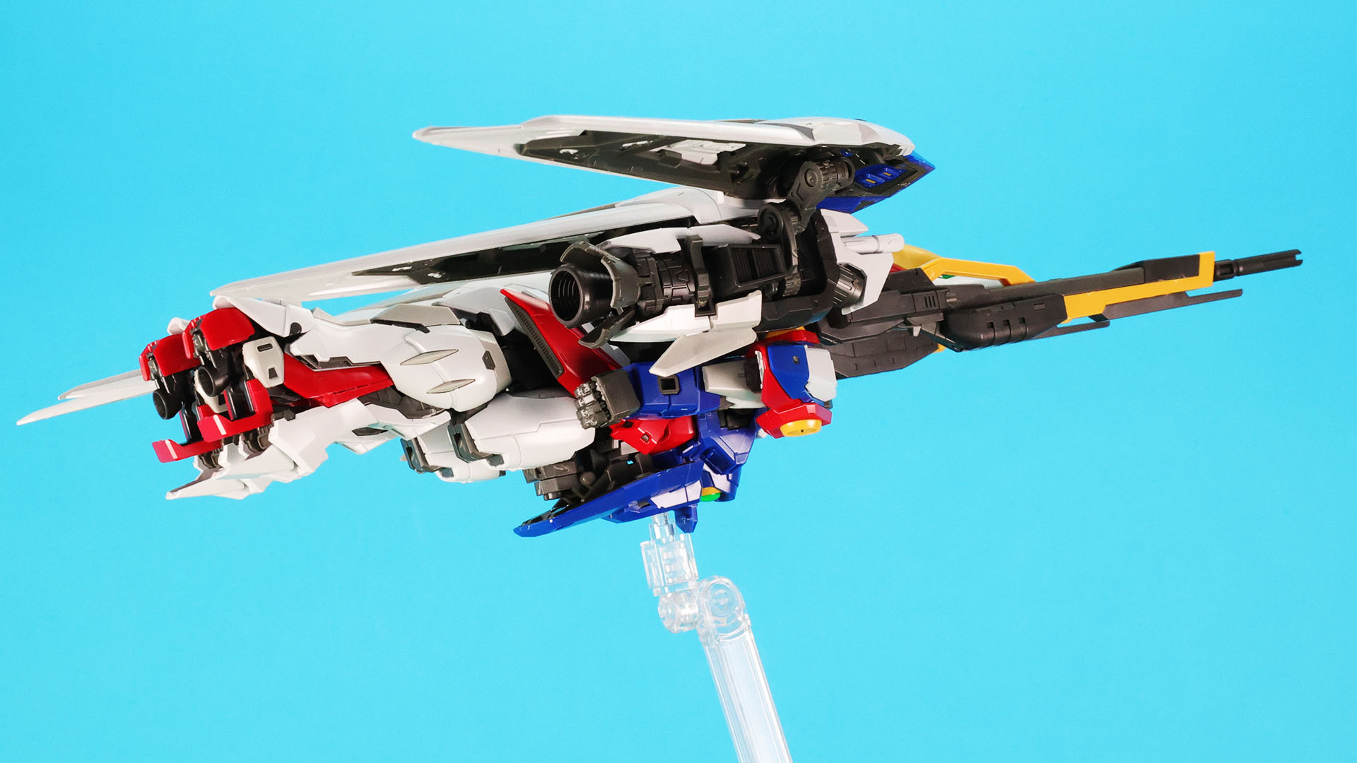 ウイングバインダー基部のノズルはフィンが開くと共に伸びます